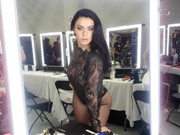 Charli XCX раскрыла, почему пропала из медиа на целый год