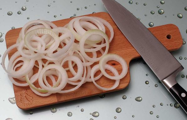 Лук порезать кольцами