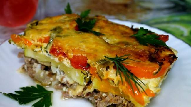 Запеканка с жареным чесноком, кабачками и помидорами