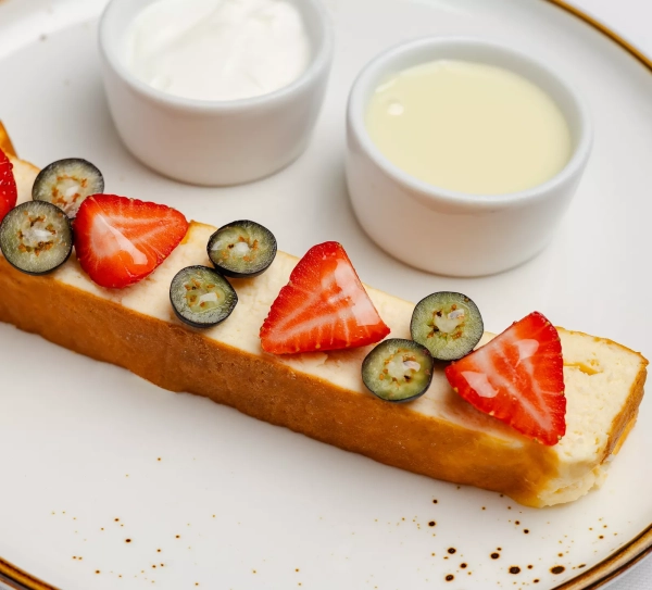 Московские завтраки на любой вкус – от глазуньи с чоризо на сковородке до черной икры в мельхиоровой вазочке
