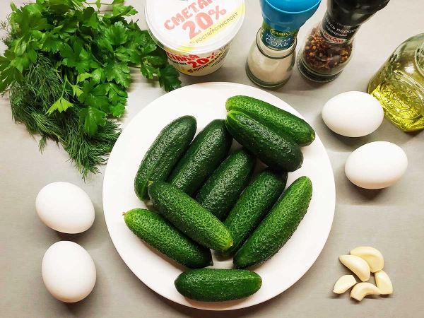 Ингредиенты для салата из огурцов и яиц