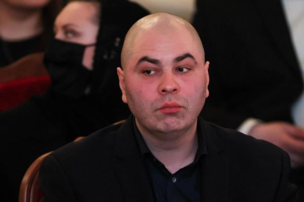 Олега Эйдельштейна со скандалом выселяют из элитного особняка Жириновского