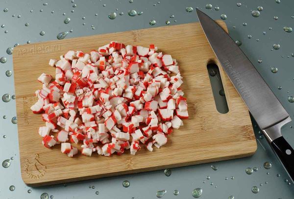 Крабовые палочки нарезать кубиками