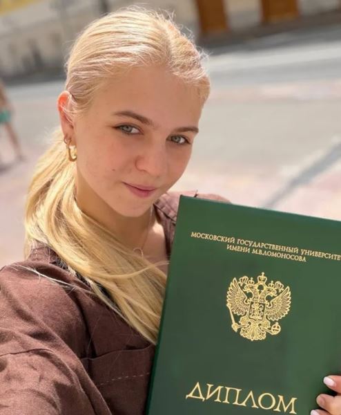 Александра Трусова похвасталась своим дипломом
